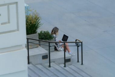 Bezpieczne praktyki korzystania z publicznych hotspotów Wi-Fi