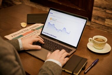 Jak wykorzystać AI do wykrywania oszustw (fraud detection) w finansach?