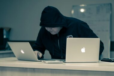 Social engineering: techniki ataku i jak się przed nimi bronić