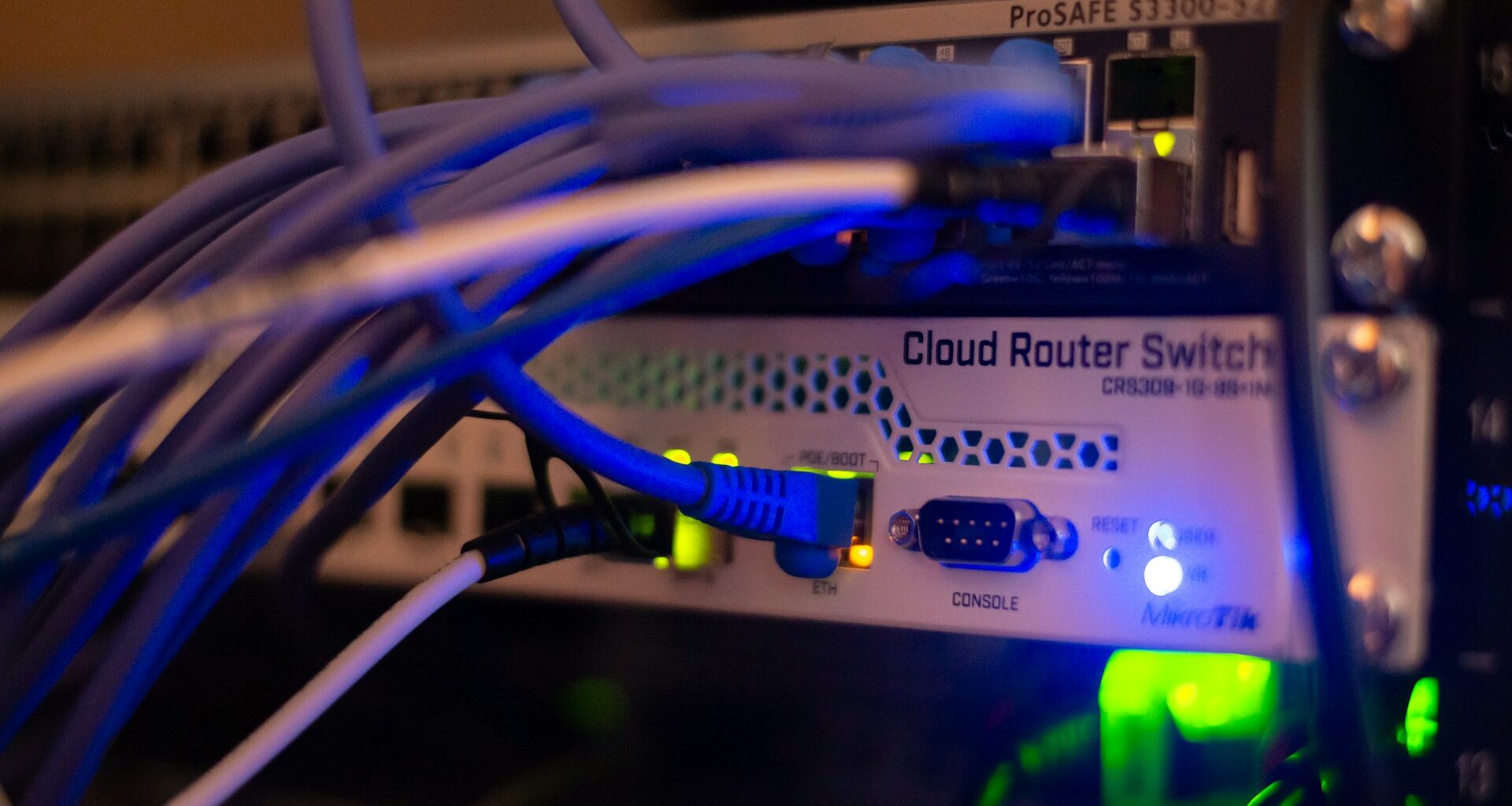 Wykrywanie i obrona przed atakami DDoS: metody i narzędzia dla średniozaawansowanych