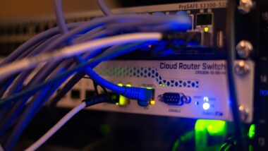 Wykrywanie i obrona przed atakami DDoS: metody i narzędzia dla średniozaawansowanych