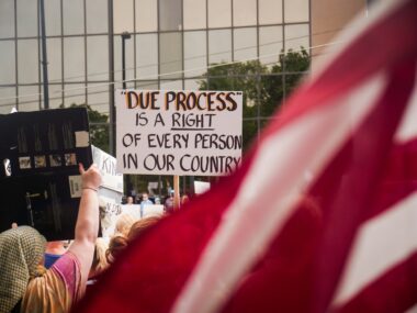 Opór wobec AI rośnie — od protestów artystów po debaty wyborcze w USA