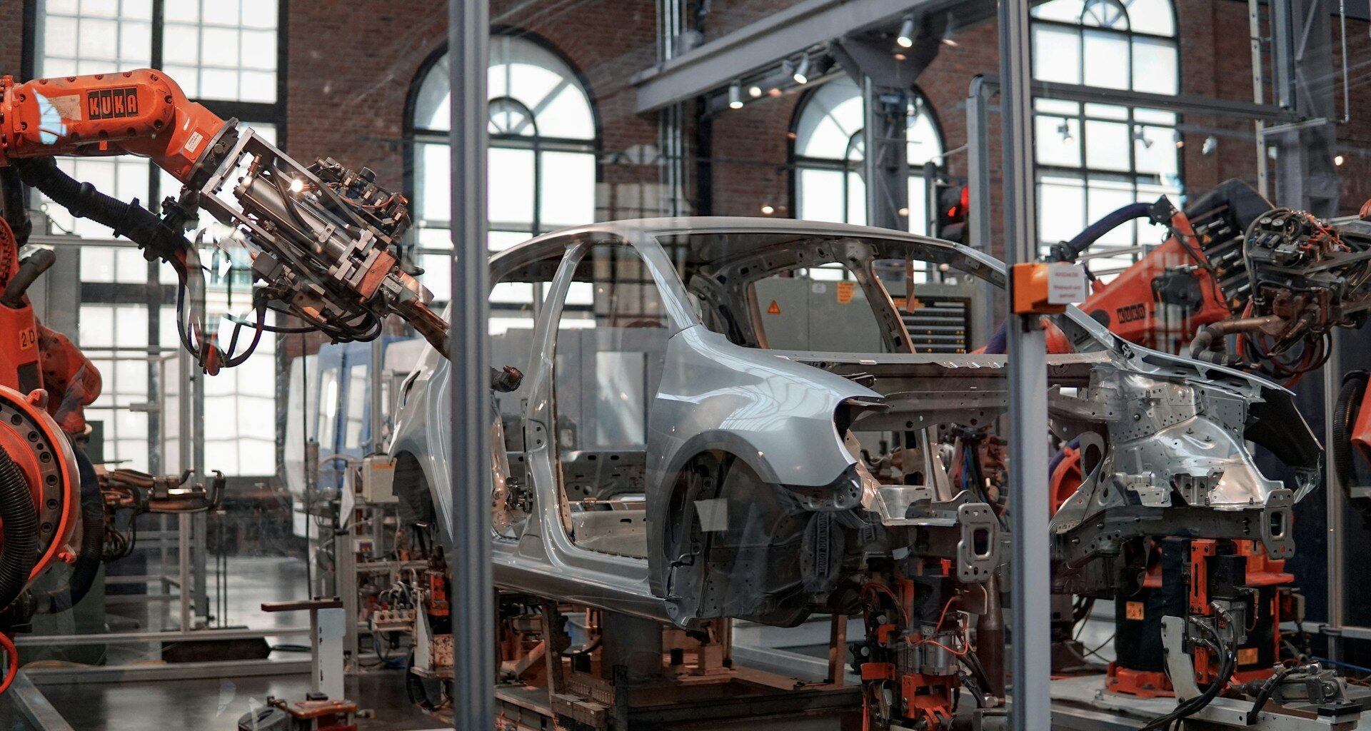 Volkswagen planuje zwolnienie nawet 100 tysięcy pracowników — jak technologia zmienia przemysł motoryzacyjny