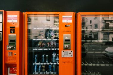 System kaucyjny — jak Polacy oszukują butelkomaty naklejkami i co grozi za wyłudzenia